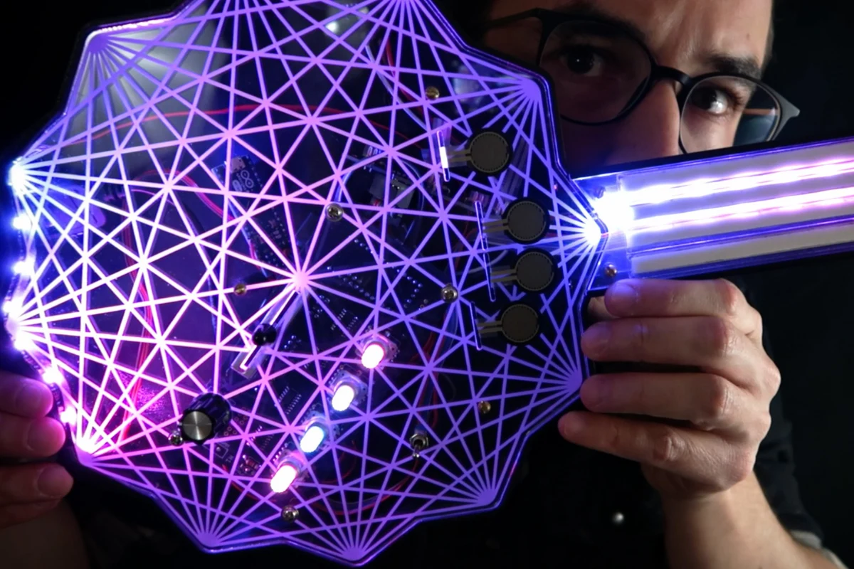Gustavo Silveira com o XT Synth, instrumento com painel geométrico iluminado em roxo